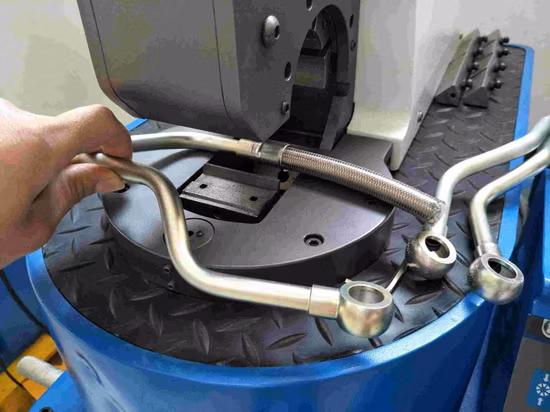 Máquina de crimpagem de mangueira de alimentação lateral/aberta lateral para conjunto de cabo de controle de automóvel
